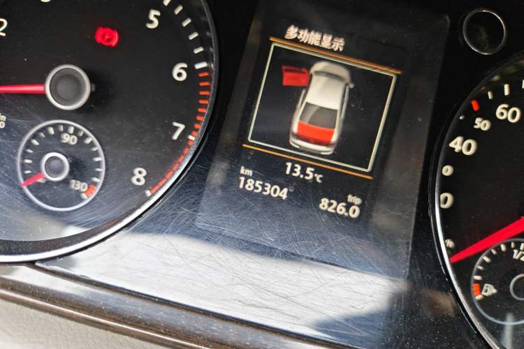 Used Volkswagen Magotan 2015 1.8TSI Prestige Model Odometer Close Up