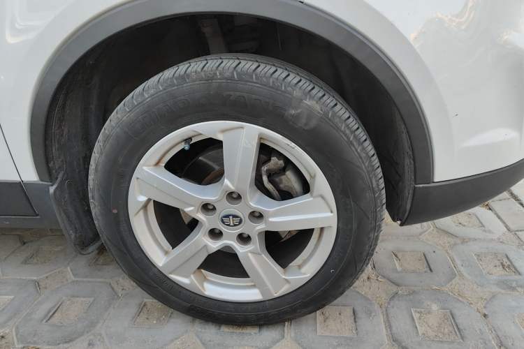 Used Bestune X80 2013 2.0L automatic comfort version
