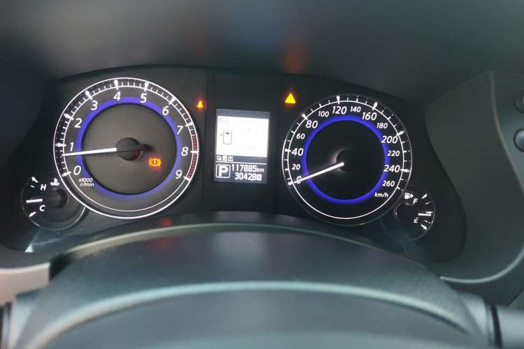 Used Infiniti QX50 2015 2.5L Enjoyment Edition Odometer Close Up