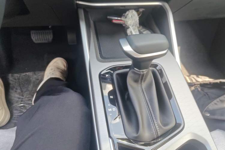 Used Geely Auto Emgrand 2026 Model 4th Generation 4 Millionth Anniversary Edition 1.5L CVT Feiyue Edition Gear Lever