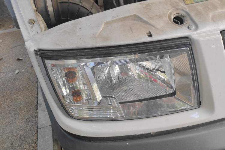 Used Iveco Daily 2017 2.5T A35 Passenger Van 5-7 Seats Model 47Z5 Right Front Headlight