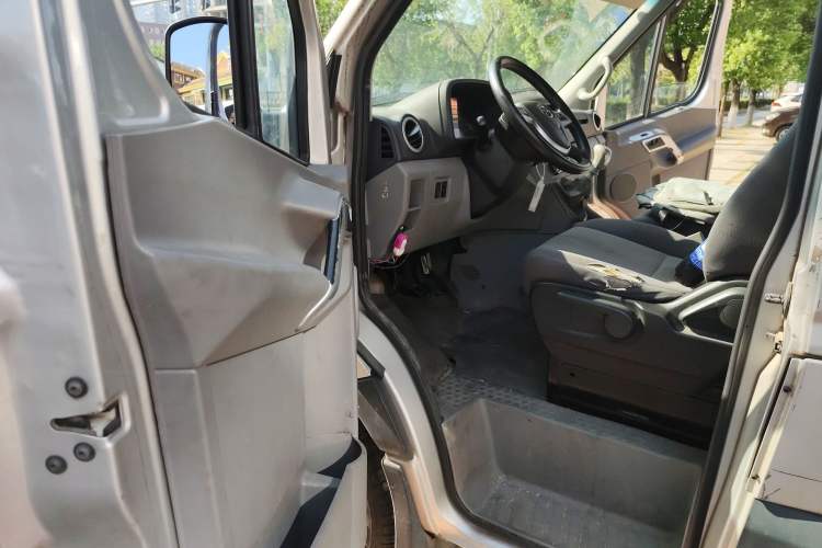 Used JAC Sunray 2017 2.0T Short-Wheelbase Mid-Roof Xingkuaiyun Multi-Purpose Commercial Vehicle