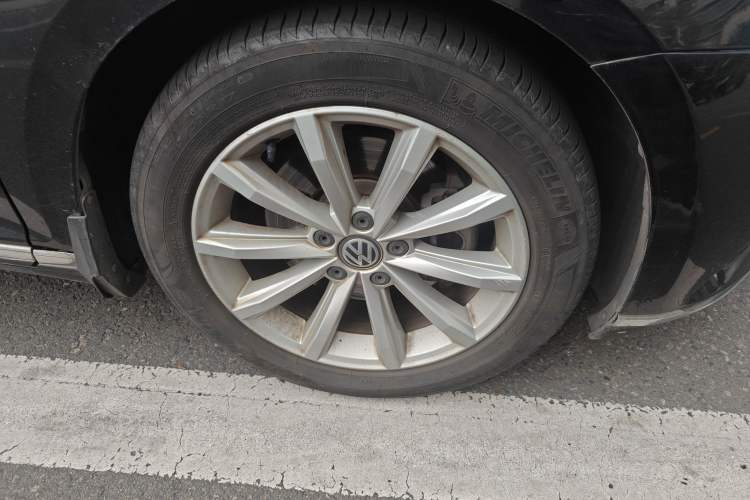 Used Volkswagen Magotan 2018 330TSI DSG Advanced Model Right Front Wheel Hub