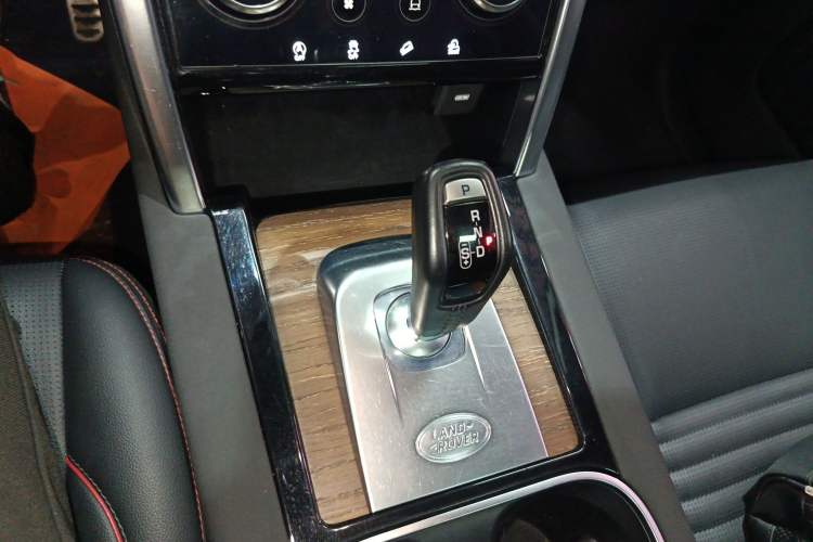 Used Land Rover Discovery Sport 2022 Revised Version 249 PS R-Dynamic S Performance Edition 5 Seats Gear Lever