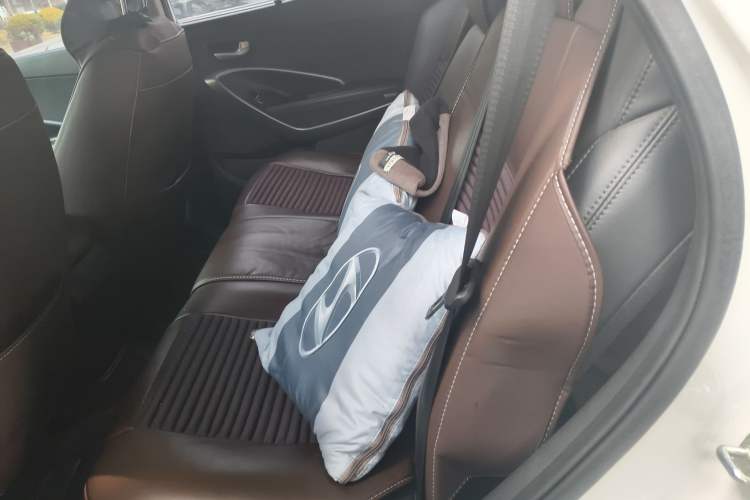 Used Hyundai Santa Fe 2015 2.4L Automatic Two-Wheel Drive Smart Version 5 Seats
