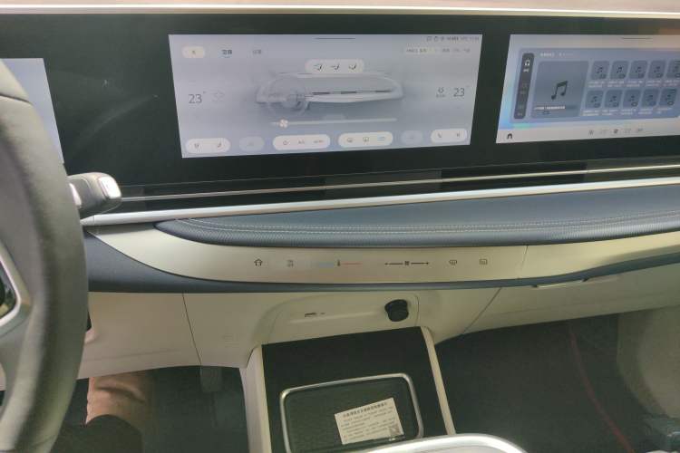 Used SAIC MAXUS G90 2022 2.0T Interstellar Seven-Seater Audio And AC Panel