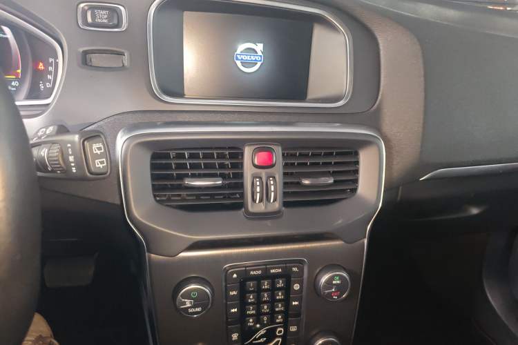 Used Volvo V40 2015 1.6T Zhiyi Edition Audio And AC Panel