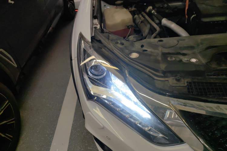 Used BYD Tang New Energy 2015 2.0T Four-Wheel-Drive Flagship Model Right Front Headlight