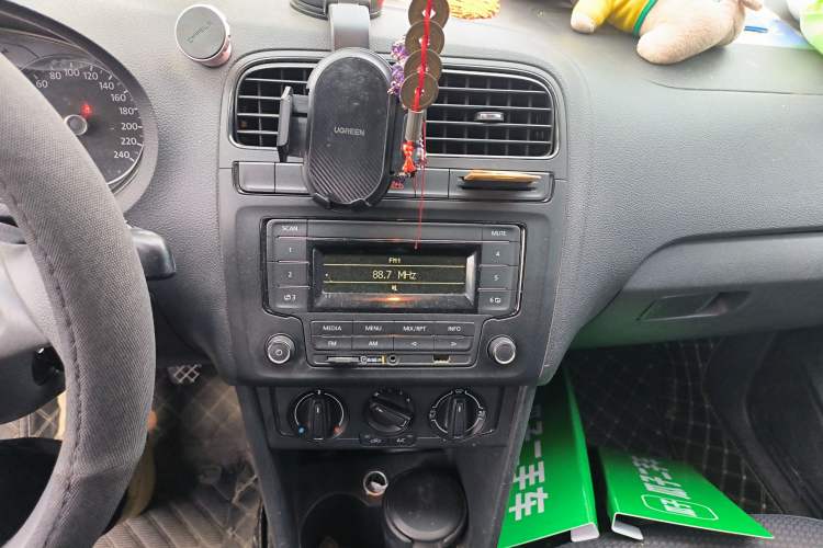 Used Volkswagen Polo 2014 1.4L Manual Fashion Edition Audio And AC Panel