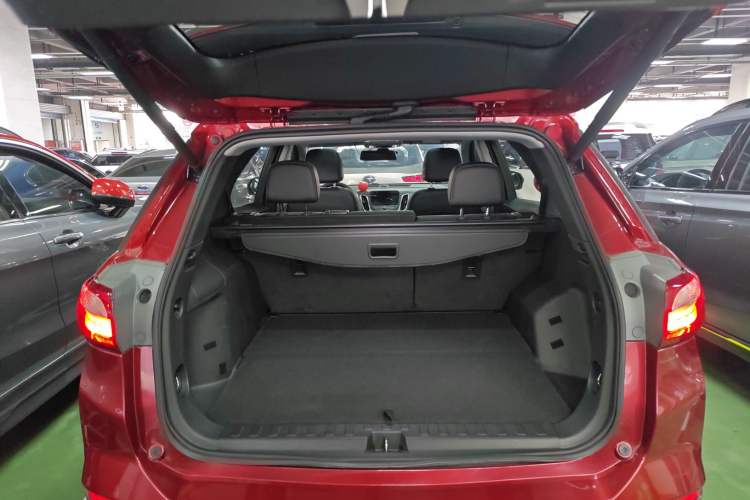 Used Chevrolet Equinox 2017 550T Automatic All-Wheel-Drive Top-Tier Version Trunk