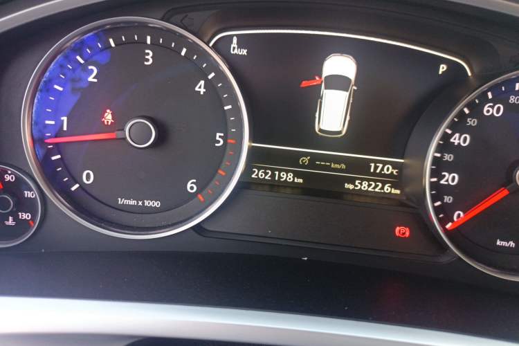 Used Volkswagen Touareg 2011 3.0 TDI Diesel Standard Version Odometer Close Up