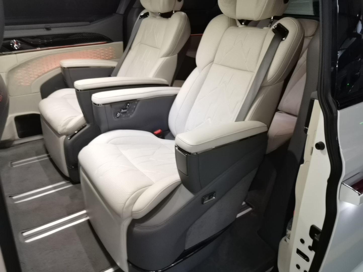 Zeekr 009 2024 7-Seater Aisle Version 108 kWh — снимка 20