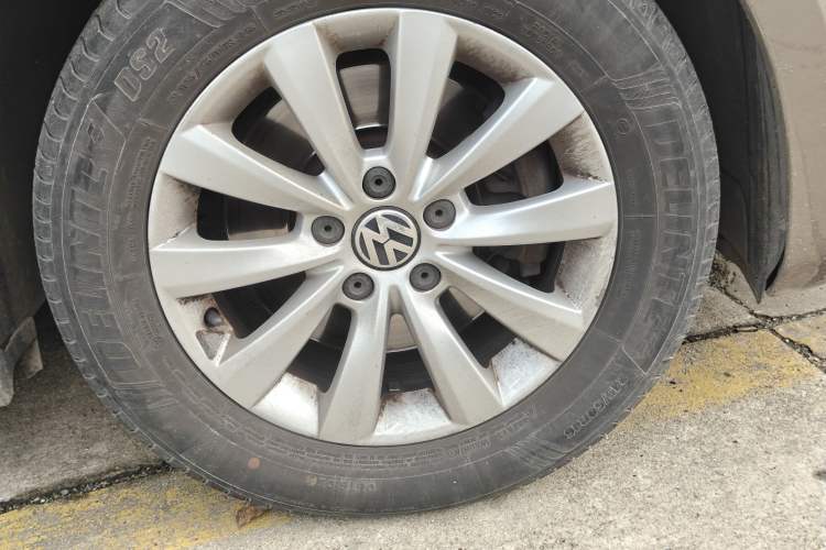 Used Volkswagen Passat 2011 1.8TSI Automatic Prestige Edition Right Front Wheel Hub