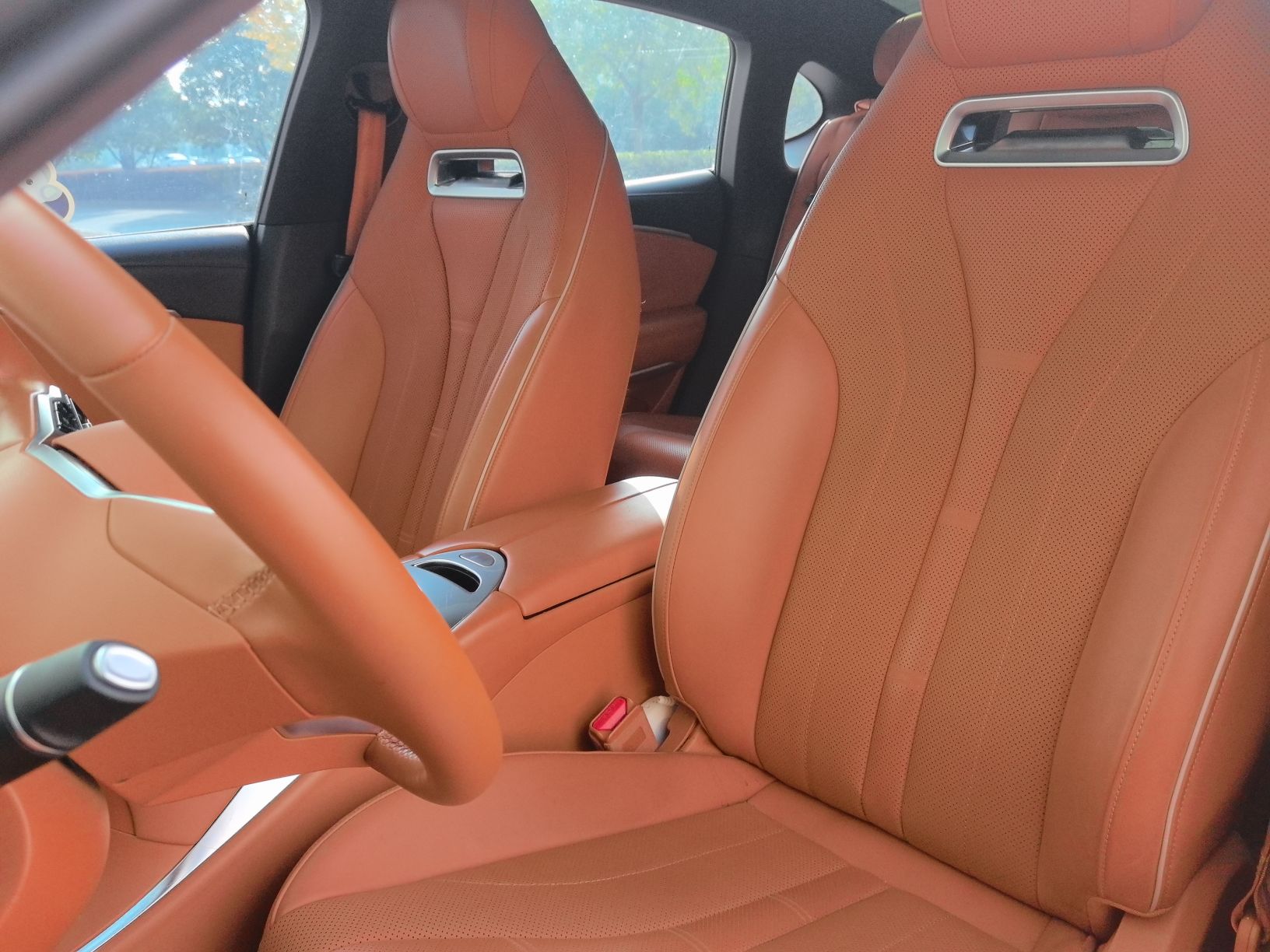 Переднее сиденье в автомобиле