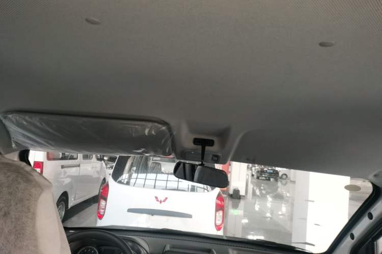 Used Wuling Yangguang 2025 Model 310KM Bus Edition—Customized by CATL