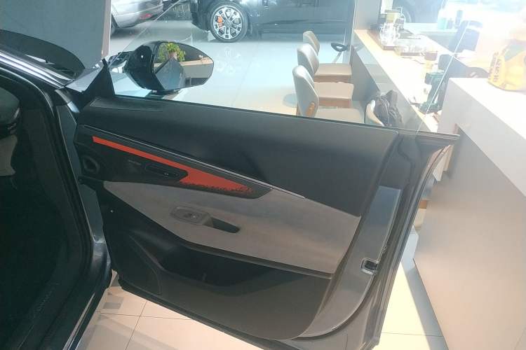 Used Lynk & Co 08 EM-P 2025 220 km All-Wheel-Drive Performance Halo