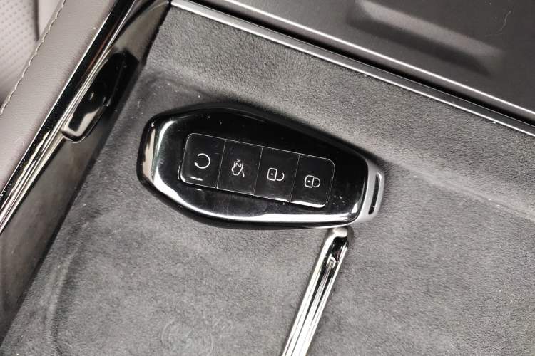 Used Denza Z9 2024 1100 km Four-Wheel Drive Max Version
