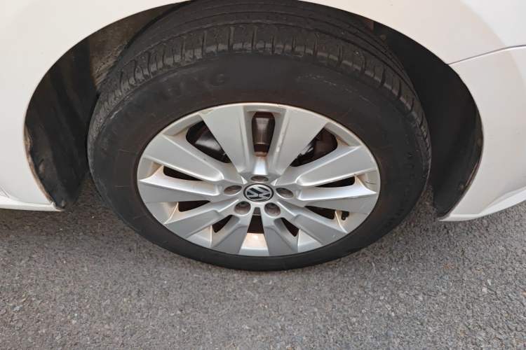 Used Volkswagen Lavida 2013 Revised Version 1.4 TSI Manual Comfort Edition Right Front Wheel Hub