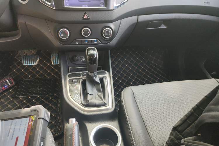 Used Hyundai ix25 2015 1.6L Automatic Two-Wheel Drive Smart GLS Trim Gear Lever