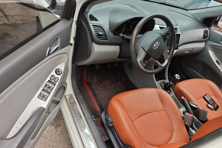 Used Hyundai Verna (older generation) 2014 1.4L Manual Top-Tier Model TOP