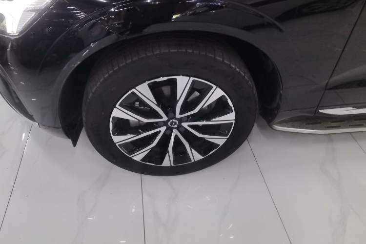 Used Volvo XC60 2023 B5 4x4 Smart Luxury Edition Left Front Wheel Hub