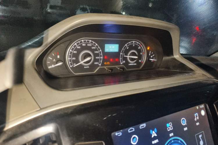 Used SAIC MAXUS Xintu V80 2018 2.5T 6-Speed Manual Aowentong Long-Wheelbase Mid-Roof 7/10-Seater
