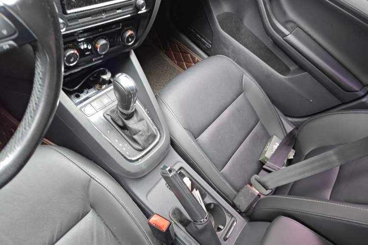 Used Volkswagen Sagitar 2017 180TSI Automatic Luxury Edition Gear Lever