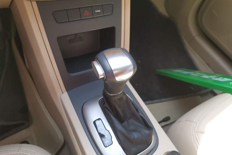 Used Roewe 350 2015 1.5L Automatic Luxury Sunroof Edition Gear Lever