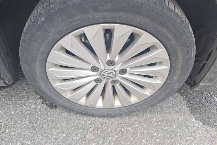 Used Volkswagen Lavida 2018 1.5L Automatic Comfort Edition China V Standard Right Front Wheel Hub