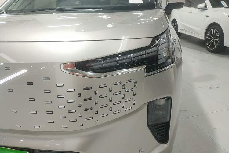 Used Volvo EM90 2025 Ultra Six-Seater Left Front Headlight