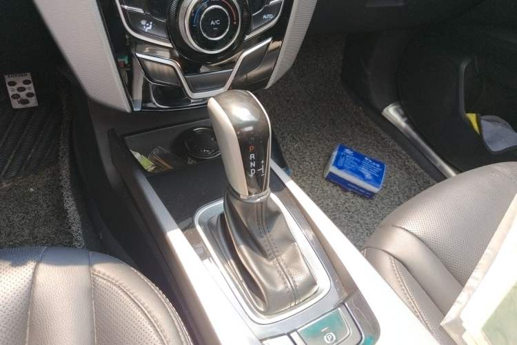 Used Luxgen U6 SUV 2014 1.8T Fashion Edition Gear Lever