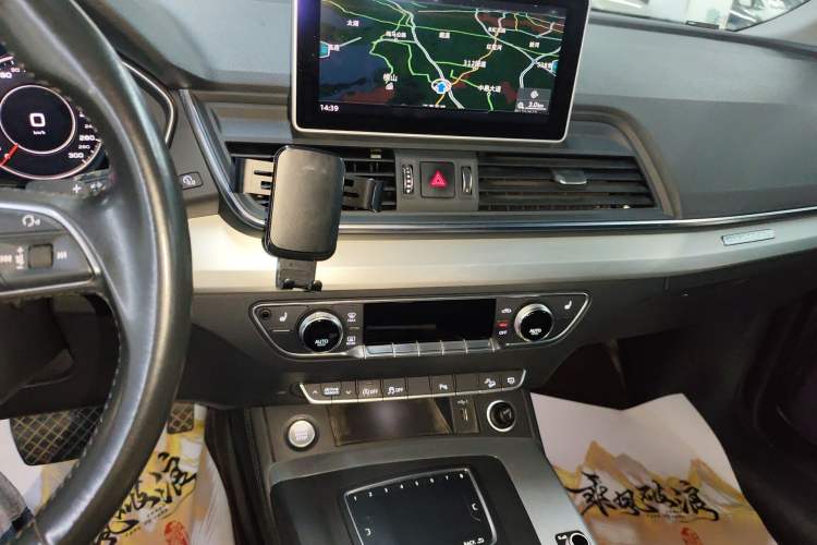 Used Audi Q5L 2020 Updated 40 TFSI Prestige Fashion Edition Audio And AC Panel