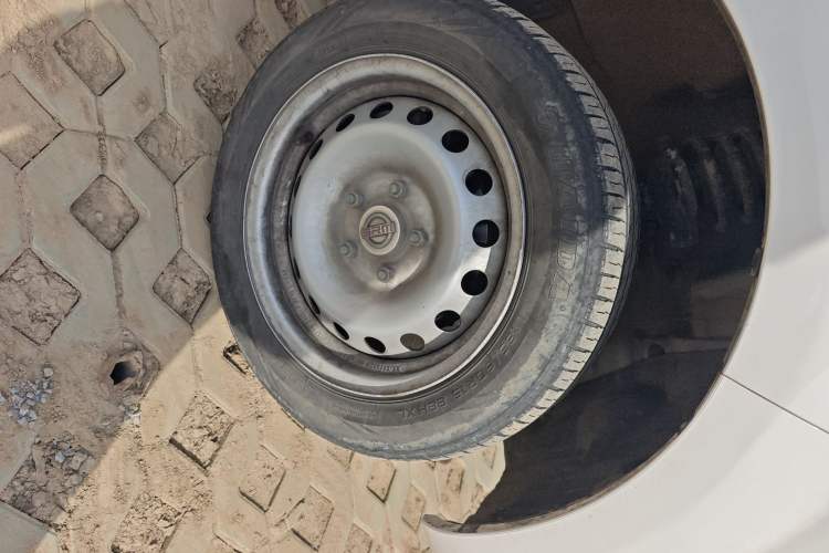 Used Jinbei Gold Hiace M Classic 2024 1.5L Engineering Lion Passenger Vehicle 6 Seats Right Front Wheel Hub