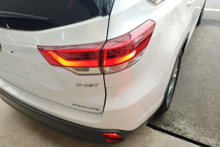 Used Toyota Highlander 2018 2.0T Four-Wheel Drive Prestige Version 7 Seats China V Emission Standard Right Rear Taillight