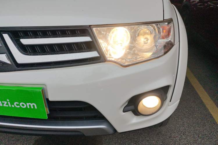 Used Mitsubishi Pajero Sport 2013 3.0L Automatic 4x4 Flagship Edition Left Front Headlight