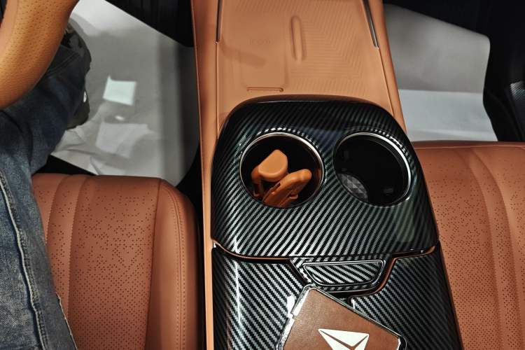 Used Deepal S07 2025 215Max Huawei Qiankun Intelligent Driving ADS SE Range-Extended Version Gear Lever