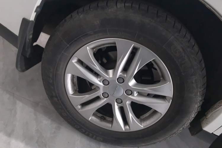 Used Haval M6 2019 1.5T Manual Two-Wheel Drive Elite Version China VI Standard Right Rear Wheel Hub