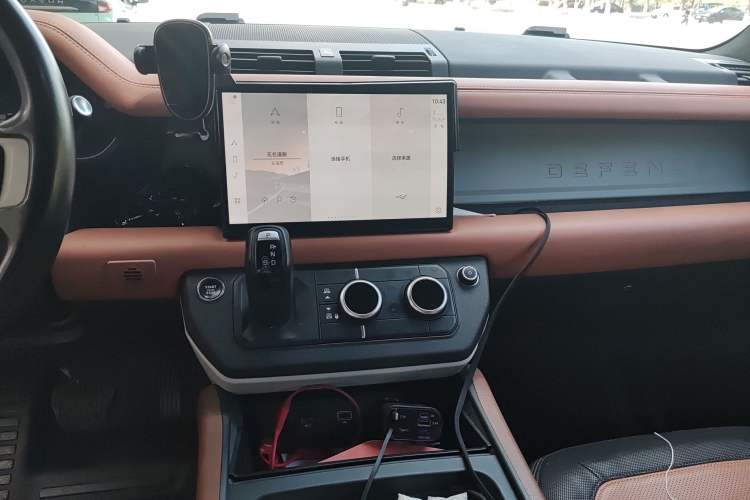 Used Land Rover Defender 2023 Facelifted 110 3.0T P400 X-DYNAMIC HSE Audio And AC Panel