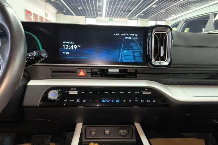 Used Hyundai ix35 2023 Musso 2.0L Prestige LUX Edition Audio And AC Panel