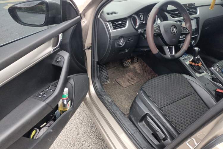 Used Skoda Octavia 2019 1.5L Automatic Smart Drive Luxury Edition China VI Standard Driver Seat