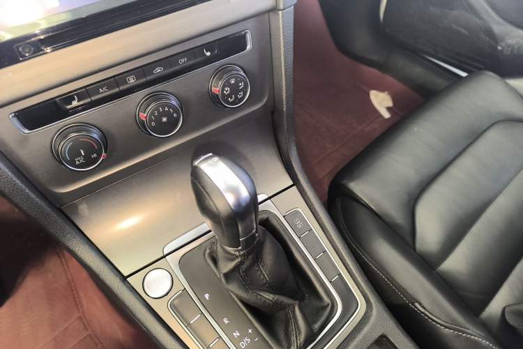 Used Volkswagen Golf 2015 1.4TSI Automatic Luxury Model
