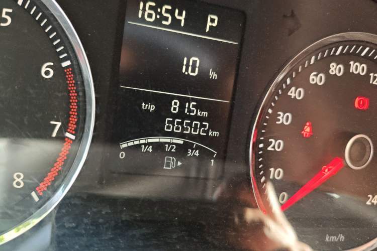 Used Volkswagen Lavida 2011 1.4 TSI DSG Prestige Edition Odometer Close Up