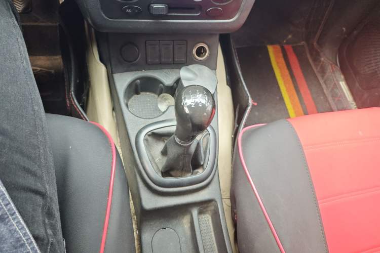 Used Dongfeng Fengon 330 2014 1.5L Manual Utility Version DK15 Gear Lever