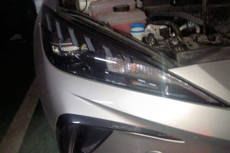 Used MG 4 EV 2023 415 km Range Sea-Faring Champion Edition Right Front Headlight