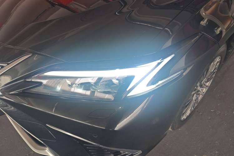 Used Lexus ES 2025 300h Deluxe Edition
