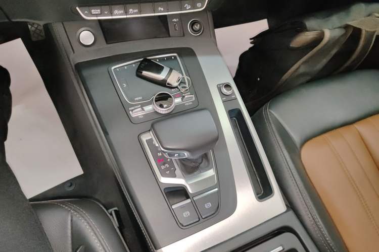 Used Audi Q5L 2020 Updated 40 TFSI Prestige Fashion Edition Gear Lever