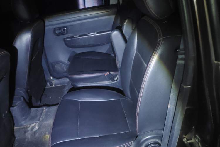 Used Dongfeng Fengon 330 2014 1.5L Manual Utility Version DK15 Left Rear Seat