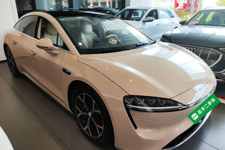 Used Hima Luxeed S7 2025 705 km Pro Front Right 45 Deg