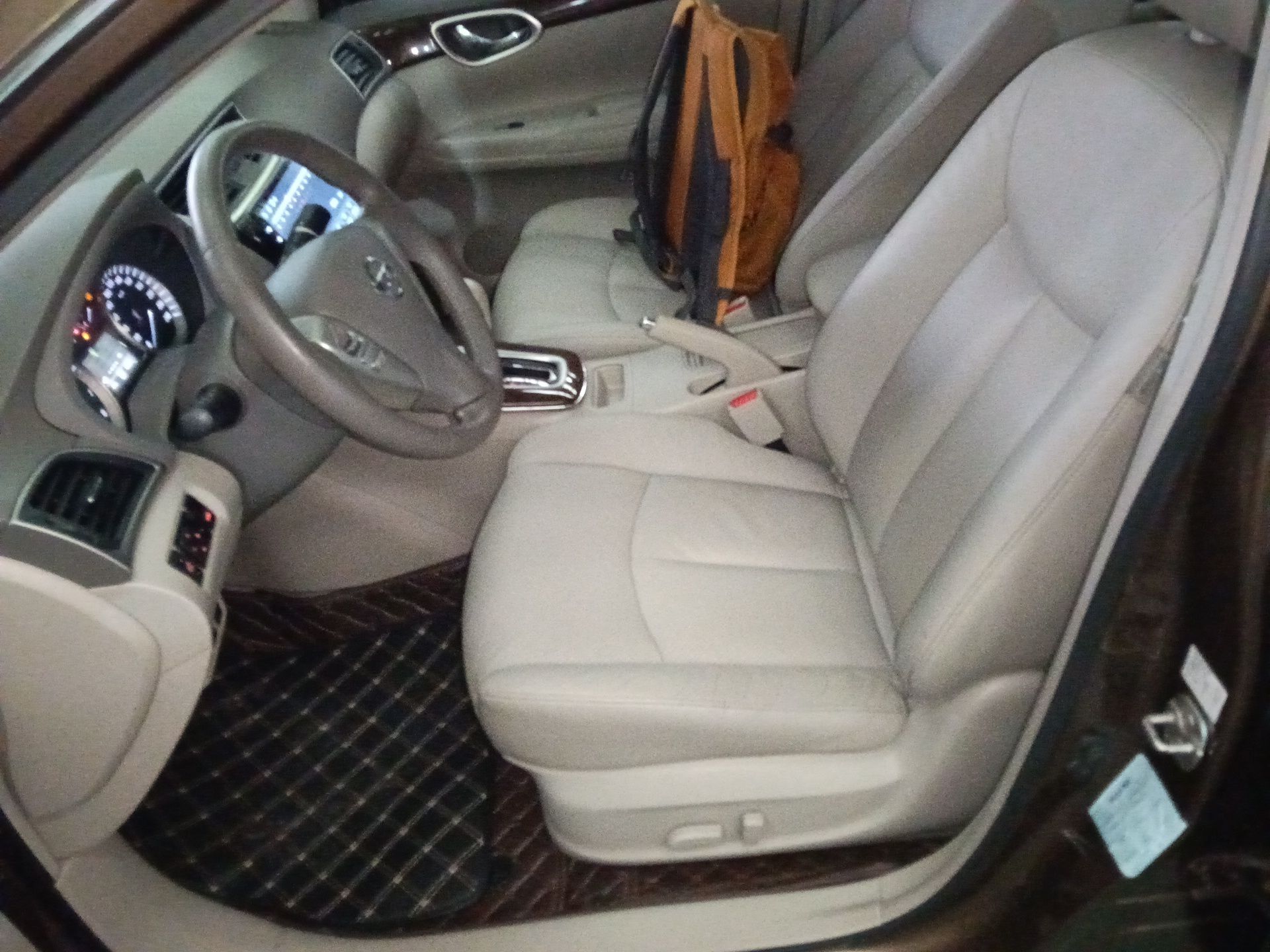 المقاعد الأمامية داخل السيارة