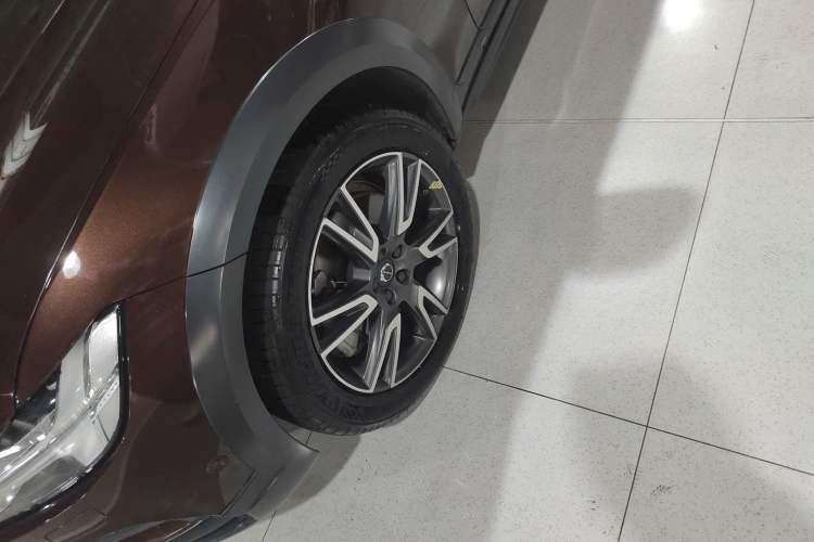 Used Volvo V90 2017 Cross Country T5 AWD Prestige Edition Left Front Wheel Hub